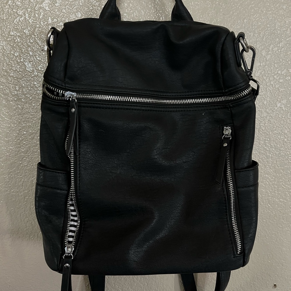 Backpack purse with shoulder strap. I’m great condition.
